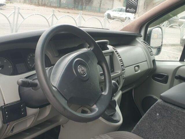 Белый Опель Виваро, объемом двигателя 2 л и пробегом 300 тыс. км за 7900 $, фото 5 на Automoto.ua