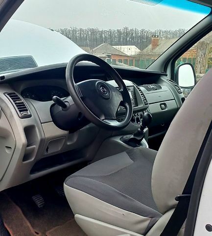 Белый Опель Виваро, объемом двигателя 2 л и пробегом 245 тыс. км за 8300 $, фото 3 на Automoto.ua