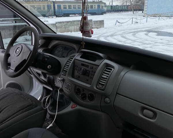 Белый Опель Виваро, объемом двигателя 2 л и пробегом 260 тыс. км за 7500 $, фото 9 на Automoto.ua
