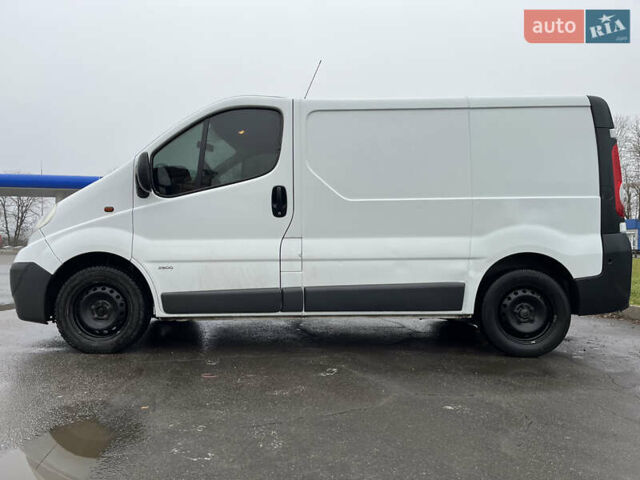 Белый Опель Виваро, объемом двигателя 2 л и пробегом 260 тыс. км за 7500 $, фото 3 на Automoto.ua