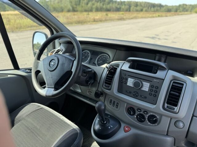 Белый Опель Виваро, объемом двигателя 2.5 л и пробегом 223 тыс. км за 8800 $, фото 14 на Automoto.ua