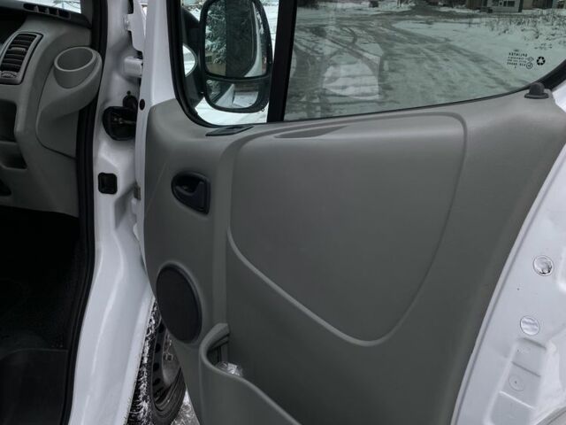 Белый Опель Виваро, объемом двигателя 2 л и пробегом 270 тыс. км за 6999 $, фото 9 на Automoto.ua