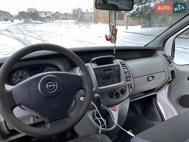 Белый Опель Виваро, объемом двигателя 2 л и пробегом 260 тыс. км за 7500 $, фото 10 на Automoto.ua