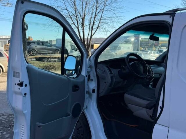 Белый Опель Виваро, объемом двигателя 2 л и пробегом 426 тыс. км за 5800 $, фото 12 на Automoto.ua