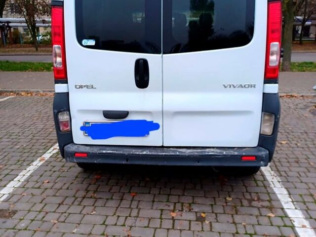 Белый Опель Виваро, объемом двигателя 2 л и пробегом 308 тыс. км за 8500 $, фото 3 на Automoto.ua