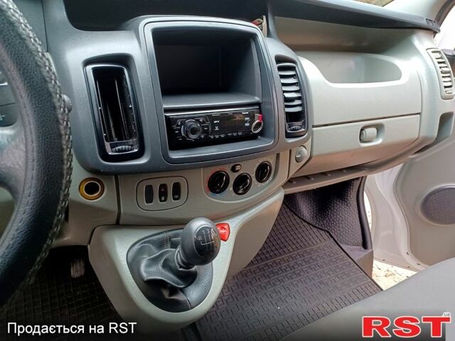 Белый Опель Виваро, объемом двигателя 2 л и пробегом 308 тыс. км за 8500 $, фото 4 на Automoto.ua