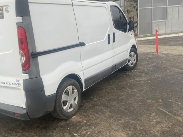 Белый Опель Виваро, объемом двигателя 2.5 л и пробегом 285 тыс. км за 6500 $, фото 1 на Automoto.ua