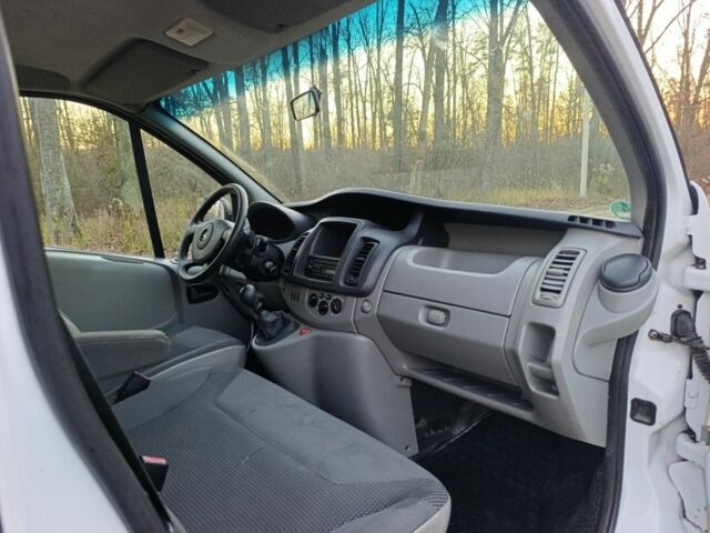 Білий Опель Віваро, об'ємом двигуна 2 л та пробігом 355 тис. км за 10000 $, фото 14 на Automoto.ua