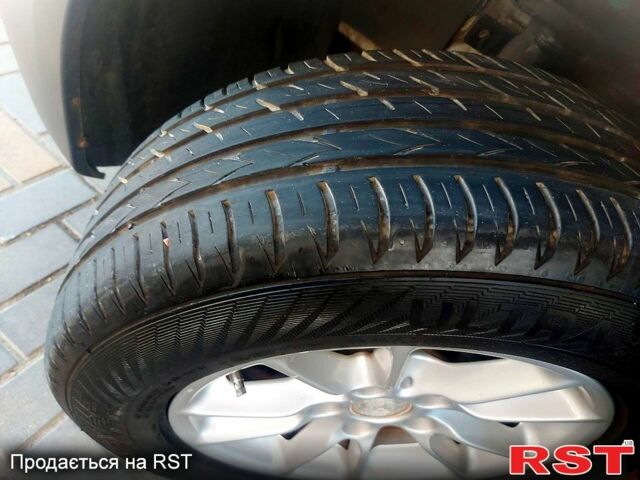 Белый Опель Виваро, объемом двигателя 2 л и пробегом 253 тыс. км за 9800 $, фото 1 на Automoto.ua