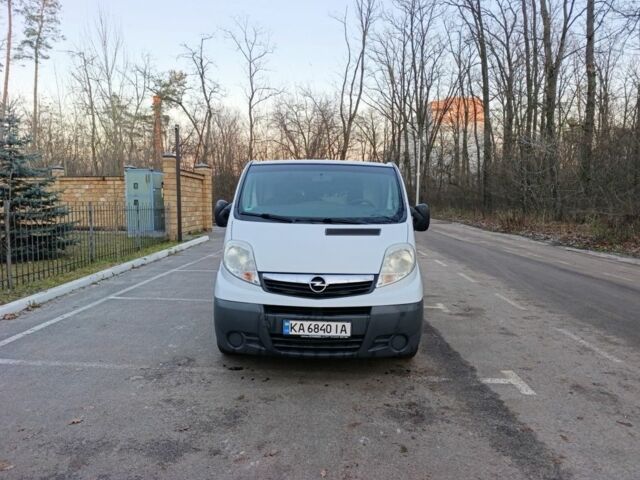 Білий Опель Віваро, об'ємом двигуна 2 л та пробігом 355 тис. км за 10000 $, фото 4 на Automoto.ua