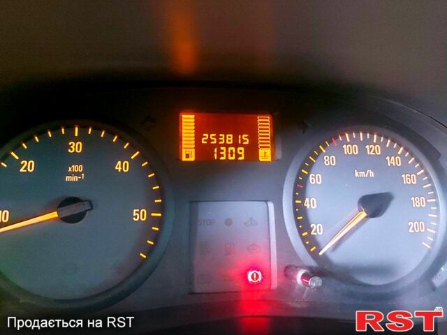 Белый Опель Виваро, объемом двигателя 2 л и пробегом 253 тыс. км за 9800 $, фото 5 на Automoto.ua