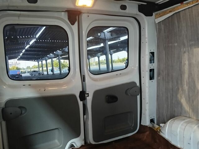 Белый Опель Виваро, объемом двигателя 0 л и пробегом 155 тыс. км за 11000 $, фото 3 на Automoto.ua