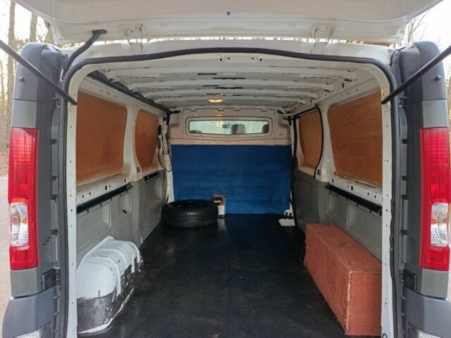 Білий Опель Віваро, об'ємом двигуна 2 л та пробігом 355 тис. км за 10000 $, фото 8 на Automoto.ua