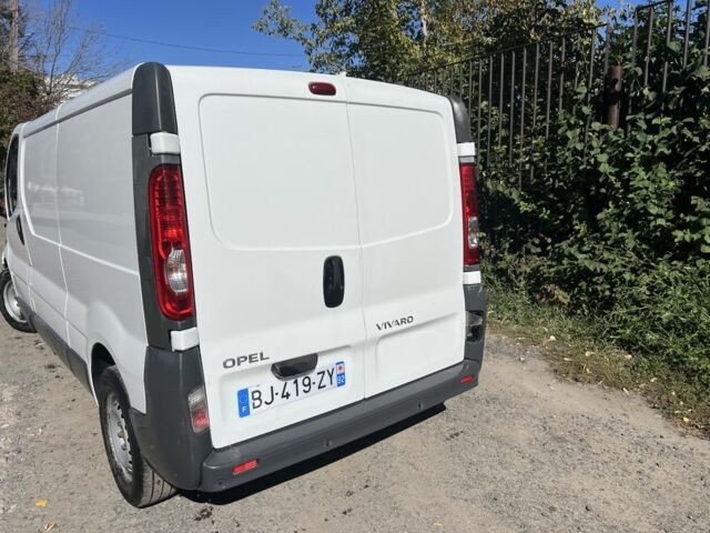 Белый Опель Виваро, объемом двигателя 2.5 л и пробегом 290 тыс. км за 4500 $, фото 2 на Automoto.ua