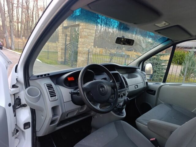 Білий Опель Віваро, об'ємом двигуна 2 л та пробігом 355 тис. км за 10000 $, фото 11 на Automoto.ua