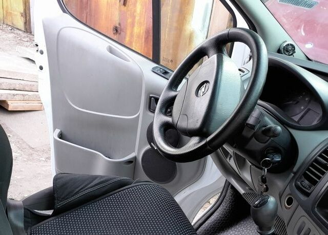 Белый Опель Виваро, объемом двигателя 2 л и пробегом 189 тыс. км за 9200 $, фото 3 на Automoto.ua