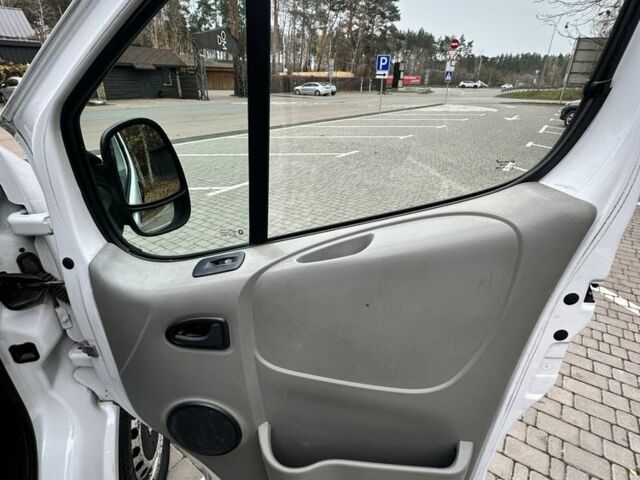 Белый Опель Виваро, объемом двигателя 2 л и пробегом 245 тыс. км за 4900 $, фото 11 на Automoto.ua