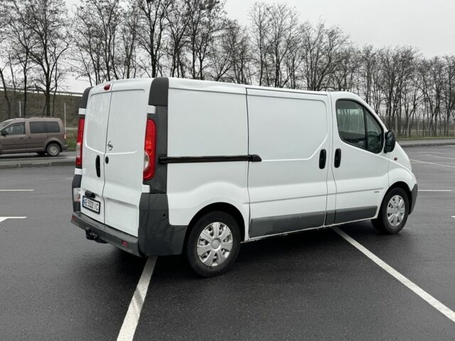 Белый Опель Виваро, объемом двигателя 2 л и пробегом 270 тыс. км за 8500 $, фото 3 на Automoto.ua