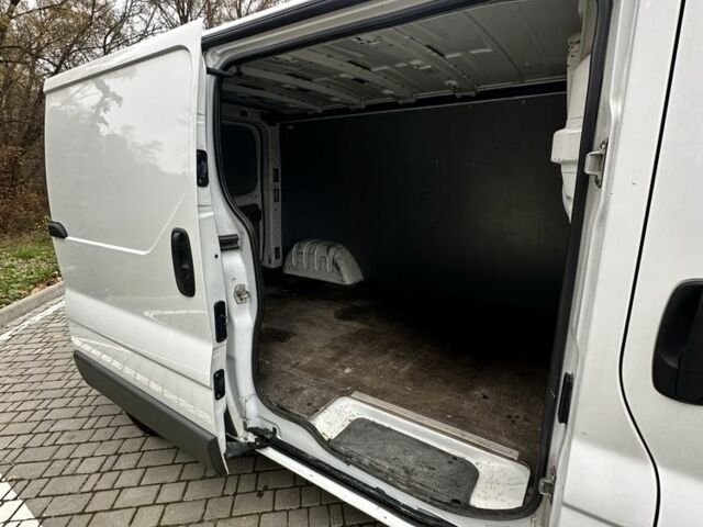 Белый Опель Виваро, объемом двигателя 2 л и пробегом 245 тыс. км за 4900 $, фото 4 на Automoto.ua