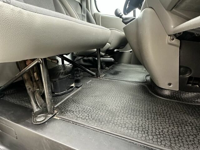 Белый Опель Виваро, объемом двигателя 2 л и пробегом 245 тыс. км за 4900 $, фото 7 на Automoto.ua