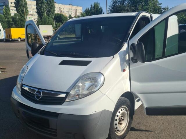 Білий Опель Віваро, об'ємом двигуна 2 л та пробігом 320 тис. км за 10000 $, фото 4 на Automoto.ua