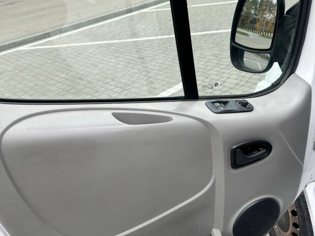 Белый Опель Виваро, объемом двигателя 2 л и пробегом 245 тыс. км за 4900 $, фото 10 на Automoto.ua