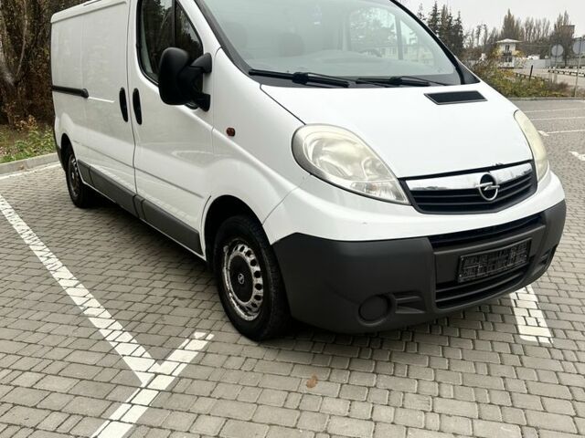 Белый Опель Виваро, объемом двигателя 2 л и пробегом 245 тыс. км за 4900 $, фото 1 на Automoto.ua