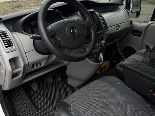 Білий Опель Віваро, об'ємом двигуна 2 л та пробігом 208 тис. км за 11000 $, фото 6 на Automoto.ua