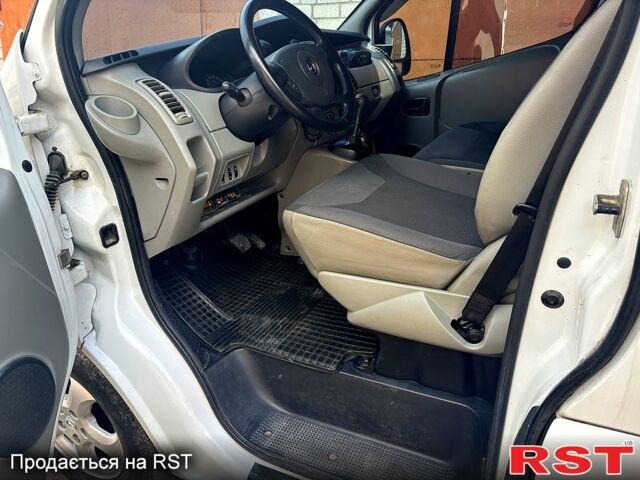 Белый Опель Виваро, объемом двигателя 2 л и пробегом 332 тыс. км за 12800 $, фото 3 на Automoto.ua