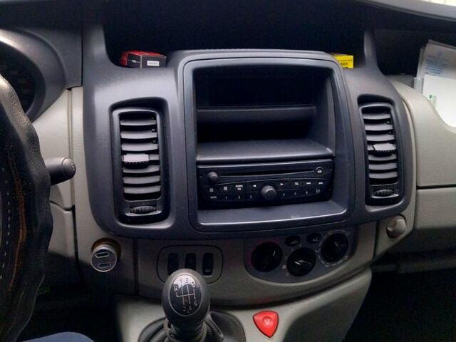 Белый Опель Виваро, объемом двигателя 2 л и пробегом 370 тыс. км за 9800 $, фото 2 на Automoto.ua