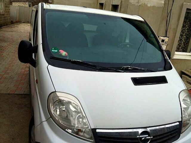 Белый Опель Виваро, объемом двигателя 2 л и пробегом 370 тыс. км за 9800 $, фото 1 на Automoto.ua