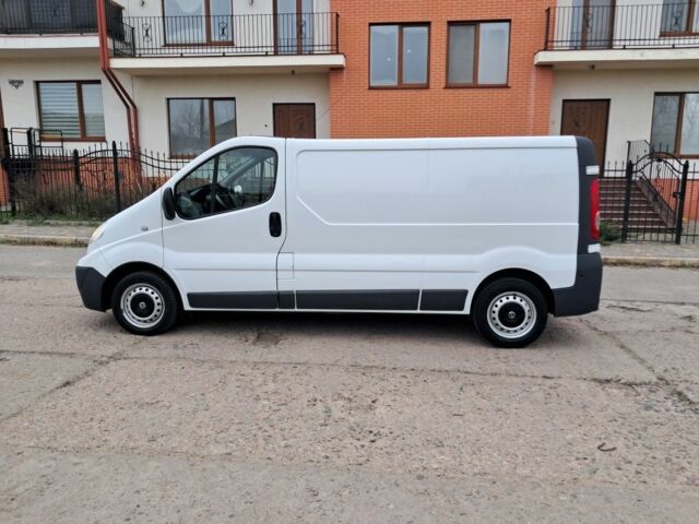 Білий Опель Віваро, об'ємом двигуна 2 л та пробігом 302 тис. км за 9399 $, фото 2 на Automoto.ua