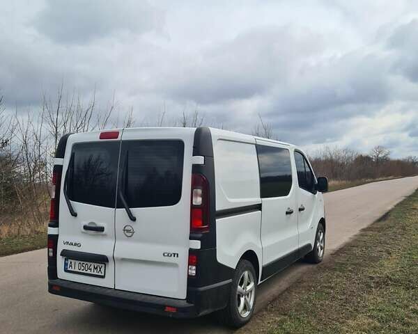 Белый Опель Виваро, объемом двигателя 1.6 л и пробегом 240 тыс. км за 12000 $, фото 3 на Automoto.ua