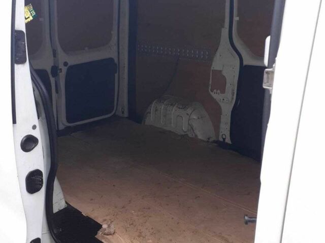 Белый Опель Виваро, объемом двигателя 1.6 л и пробегом 307 тыс. км за 14000 $, фото 5 на Automoto.ua