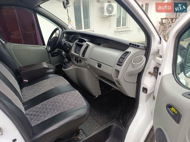 Белый Опель Виваро, объемом двигателя 1.87 л и пробегом 235 тыс. км за 6000 $, фото 4 на Automoto.ua