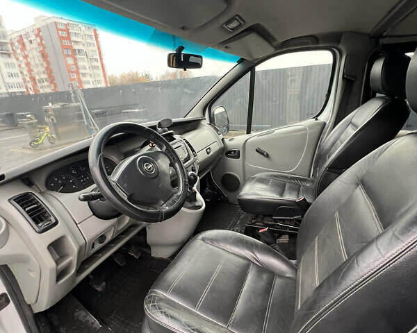 Білий Опель Віваро, об'ємом двигуна 1.9 л та пробігом 390 тис. км за 5850 $, фото 27 на Automoto.ua