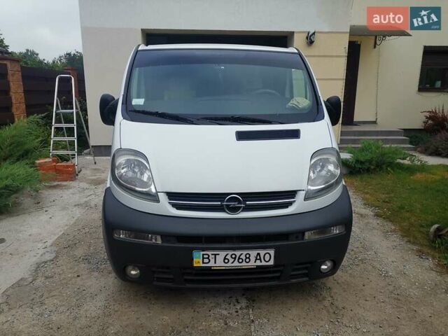 Белый Опель Виваро, объемом двигателя 1.9 л и пробегом 369 тыс. км за 6000 $, фото 1 на Automoto.ua