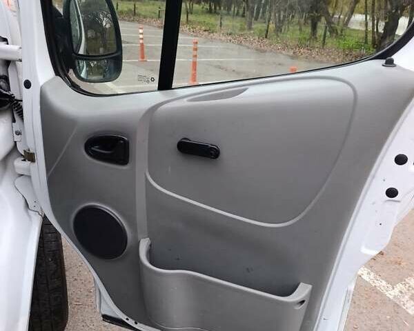 Белый Опель Виваро, объемом двигателя 1.9 л и пробегом 386 тыс. км за 5800 $, фото 6 на Automoto.ua