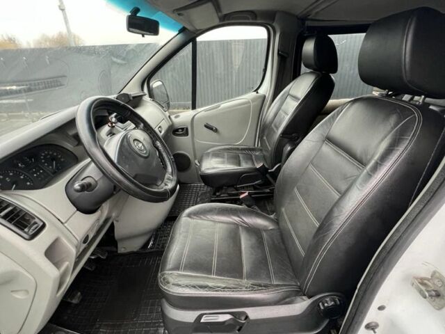 Белый Опель Виваро, объемом двигателя 1.9 л и пробегом 390 тыс. км за 5100 $, фото 10 на Automoto.ua