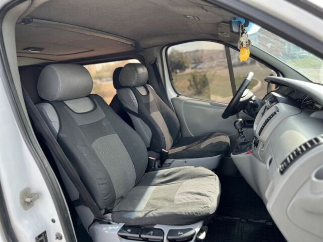 Белый Опель Виваро, объемом двигателя 1.9 л и пробегом 385 тыс. км за 5999 $, фото 6 на Automoto.ua