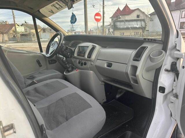 Белый Опель Виваро, объемом двигателя 2 л и пробегом 300 тыс. км за 5700 $, фото 3 на Automoto.ua