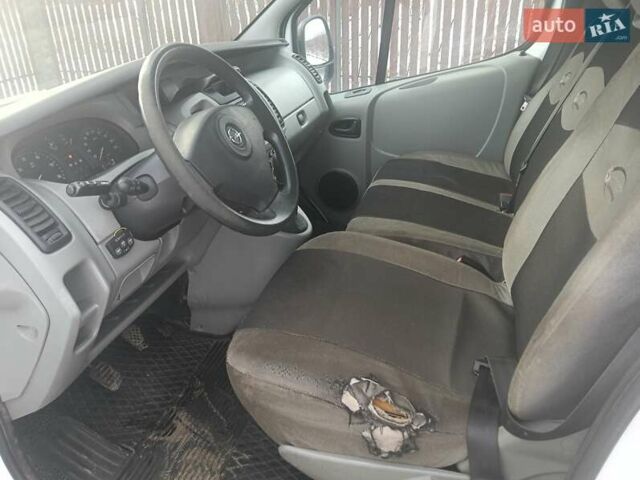 Белый Опель Виваро, объемом двигателя 1.9 л и пробегом 428 тыс. км за 6600 $, фото 4 на Automoto.ua