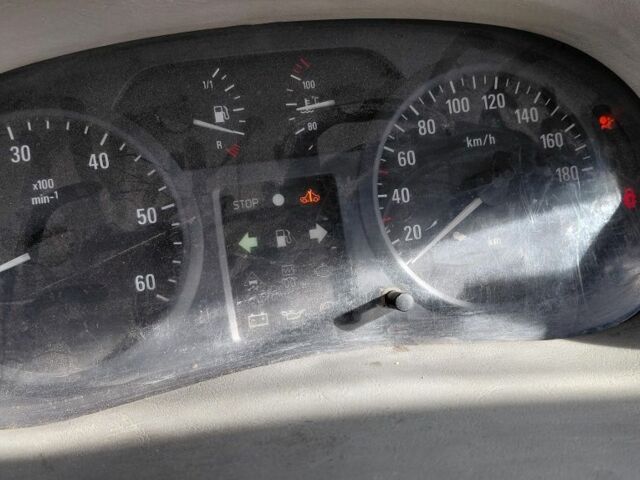 Білий Опель Віваро, об'ємом двигуна 1.9 л та пробігом 323 тис. км за 6800 $, фото 1 на Automoto.ua