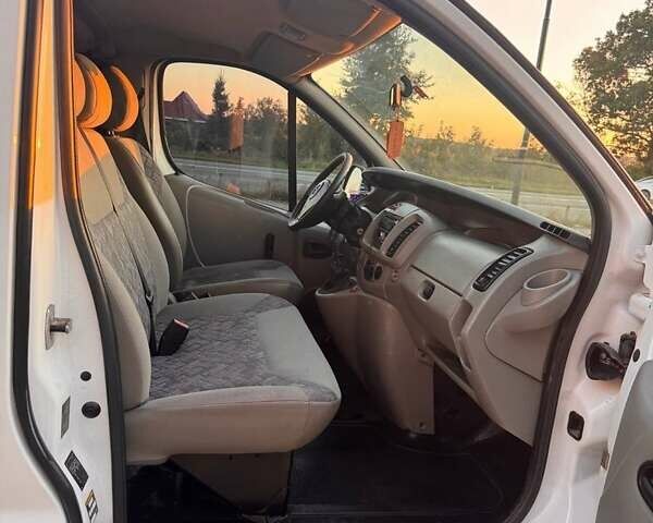 Белый Опель Виваро, объемом двигателя 1.9 л и пробегом 207 тыс. км за 6700 $, фото 5 на Automoto.ua