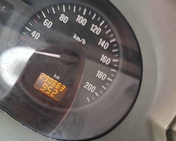 Белый Опель Виваро, объемом двигателя 2.46 л и пробегом 290 тыс. км за 7800 $, фото 6 на Automoto.ua