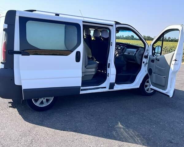 Білий Опель Віваро, об'ємом двигуна 1.9 л та пробігом 350 тис. км за 6300 $, фото 2 на Automoto.ua