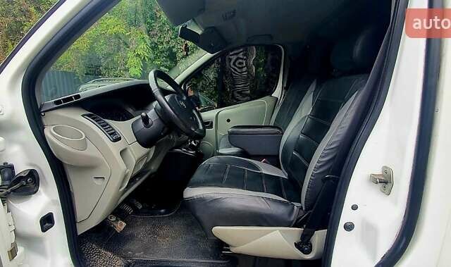 Белый Опель Виваро, объемом двигателя 2.5 л и пробегом 309 тыс. км за 7300 $, фото 5 на Automoto.ua