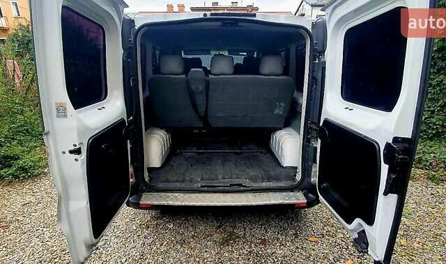 Белый Опель Виваро, объемом двигателя 2.5 л и пробегом 309 тыс. км за 7300 $, фото 18 на Automoto.ua