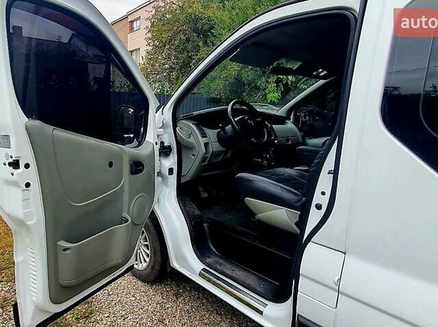 Белый Опель Виваро, объемом двигателя 2.5 л и пробегом 309 тыс. км за 7300 $, фото 2 на Automoto.ua