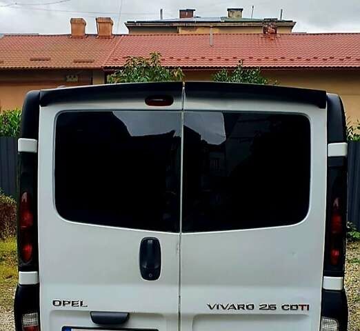 Белый Опель Виваро, объемом двигателя 2.5 л и пробегом 309 тыс. км за 7300 $, фото 1 на Automoto.ua